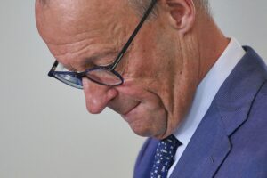 Friedrich Merz besucht Hinterbliebene von Walter Lübcke, thematisiert rechtsextreme Gewalt und Demokratie.
