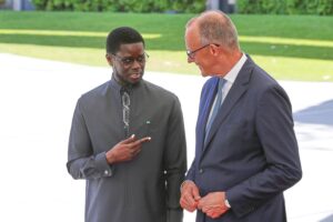 Friedrich Merz und Bassirou Diomaye Faye diskutieren über wirtschaftliche Partnerschaften zwischen Deutschland und Senegal.