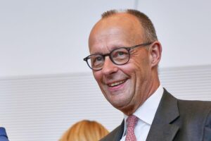 Friedrich Merz in Berlin, optimistisch über bevorstehendes Koalitionstreffen mit Arbeitgebern und Gewerkschaften.