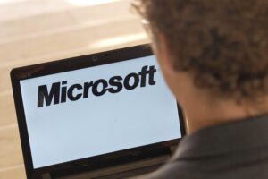 Microsoft präsentiert neuen Quantenchip "Majorana 2" mit verbesserter Zuverlässigkeit und KI-Unterstützung.