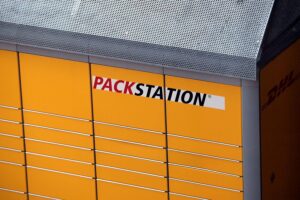 Ein geschlossenes Postfach einer Packstation, Feuerwehr im Einsatz, um Jugendlichen zu retten.