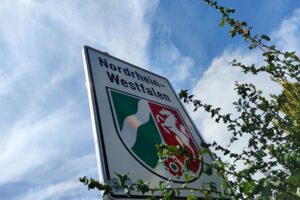NRW-Landesschild mit Fokus auf die Mineralölproduktion und den Rückgang im Jahr 2025.