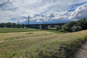 Marode Brücke wird saniert, Politiker diskutieren über Infrastrukturinvestitionen und Herausforderungen.
