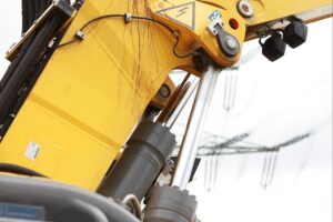 Baumaschinen renovieren Brücken, symbolisieren notwendige Infrastrukturinvestitionen in Deutschland.