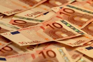 Euroscheine symbolisieren finanzielle Unterstützung für ehrenamtliche Veranstaltungen in Nordrhein-Westfalen.