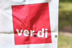 Verdi-Logo als Symbol für den Schutz sozialer Arbeiter und gegen Gewalt am Arbeitsplatz.