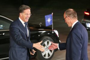 Mark Rutte und Friedrich Merz diskutieren über Sicherheits- und Verteidigungspolitik im Verteidigungsministerium.