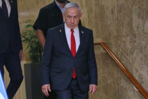 Benjamin Netanyahu spricht über Luftangriffe auf Hisbollah-Ziele in Beirut. Spannungen steigen.
