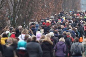 Ein Symbolbild mit Menschenansammlungen, die Migration und Zuwanderung in Deutschland darstellen.