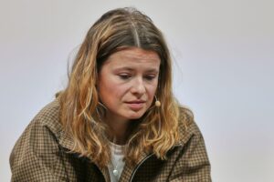 Luisa Neubauer und Protestierende blockieren AfD-Parteitag in Erfurt, demonstrieren für Demokratie und Verfassung.
