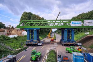 Neue Brücke über A 43 in Bochum, bauen und erweitern für Verkehr und Fernwärmeleitungen.