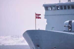 Dänisches Kriegsschiff symbolisiert militärische Präsenz in Grönland und nationale Souveränität Dänemarks.