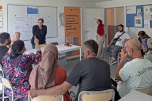 Beratungsgespräch über handwerkliche Berufe mit Geflüchteten in Gemeinschaftsunterkunft Laichingen.