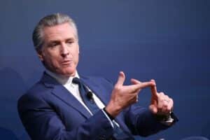Gavin Newsom steht im Mittelpunkt politischer Ermittlungen, während er mögliche Präsidentschaftskandidatur diskutiert.