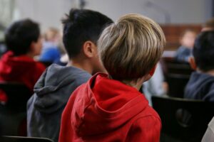Kinder in einer Kita, die lernen und spielen, symbolisieren die Investitionen in frühkindliche Bildung.