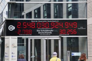 Eine digitale Schuldenuhr, die stetig steigende Zahlen für öffentliche Verschuldung anzeigt.