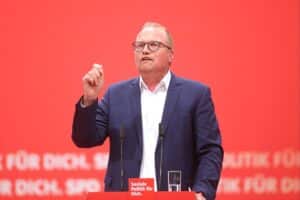 Jochen Ott spricht über soziale Probleme und die Notwendigkeit von Klarheit und Integration.