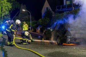 PKW-Brand an der Griesenbraucker Straße mit Feuerwehr im Einsatz zur Brandbekämpfung.