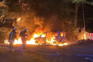 PKW-Brand in Bad Salzdetfurth, Feuerwehr löscht, Mülltonne und Böschung betroffen.