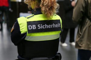 Bahnhof mit Reinigungskräften, Sicherheitsmitarbeitern und Sauberkeit, symbolisiert Fortschritt der Deutschen Bahn.