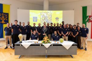 Oberbürgermeister und Phoenix Hagen Spieler feiern Eintrag ins Goldene Buch der Stadt Hagen.