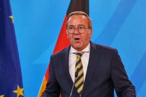Boris Pistorius diskutiert kritisch über die NATO in Brüssel, nach US-Kritik durch Hegseth.