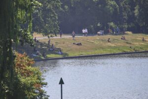 Freibad mit Menschenmengen, spritzenden Kindern und sommerlicher Atmosphäre; Investitionen für sanierte Einrichtungen gefordert.
