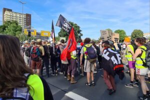 Große Proteste gegen den AfD-Parteitag: Gegendemonstranten, Polizei und Blockadeaktionen in Erfurt.