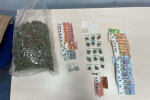 Festnahme eines Drogendealers: Polizei bei Ebertplatz, Drogenfund, Verfolgungsjagd im Park.