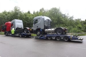 Lkw-Zug mit überhöhter Gesamthöhe, Polizeikontrolle, Rückladung zur Einhaltung der Vorschriften.