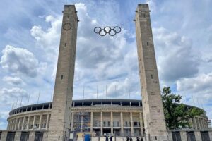 Gewalttätige Ausschreitungen im Olympiastadion: Polizei sucht aggressive Fußballfans nach Krawallen.