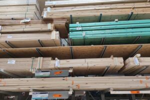 Steigende Preise für Baumaterialien im Baumarkt, besonders Holz und energieintensive Baustoffe.
