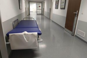 Ein Krankenhausgebäude, symbolisiert die Finanzierung und Ausgaben im Gesundheitswesen Deutschlands.