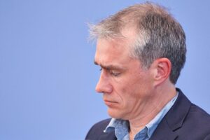 Ein Porträt von Benjamin Steinitz, der Antisemitismus im Internet thematisiert und kritisiert.