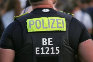 Festnahme eines Mannes durch Polizei nach rassistischen Beleidigungen und Widerstand. Verletzte Beamte.
