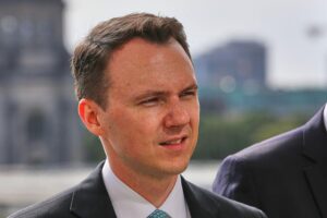 Pascal Reddig diskutiert Rentenreform, während er einer kritischen Debatte mit Manuela Schwesig begegnet.
