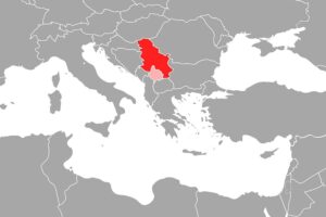 Wahlurnen und Politiker, die Ergebnisse der Kosovo-Parlamentswahlen diskutieren, symbolisieren politische Unsicherheit.