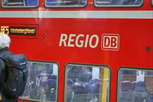 Regionalzug mit Feuerwehr und Rettungskräften nach Reizgasfreisetzung, besorgte Fahrgäste am Bahnsteig.