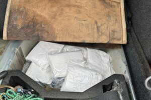 Zehn Pakete mit Kokain und zwei Kanister mit mutmaßlichem Amphetamin in einem Auto.
