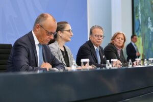 Rentenkommission diskutiert Gerechtigkeit in der Rente, Mitglieder präsentieren Bericht.
