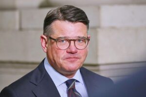 Menschen feiern fröhlich beim Hessentag in Fulda, trotz Regen, mit bunten Festlichkeiten.