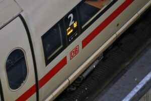 Ein ICE-Zug auf der Strecke, symbolisiert technische Probleme und Forderungen nach Verbesserungen im Bahnverkehr.