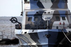Russisches Kriegsschiff feuert Warnschüsse auf britische Yacht im Ärmelkanal ab.