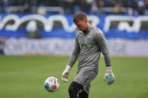 Markus Schubert in Paderborn-Trikot, feierliche Vertragsverlängerung, Torwart-Action im Stadion.