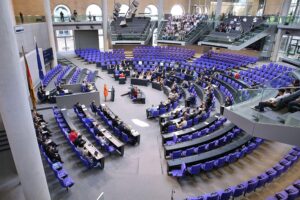 Bundestagsabgeordnete fordern paritätisches Wahlrecht für mehr Frauen in der Politik.