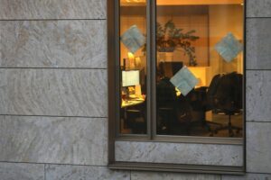 SPD und Union verhandeln über Arbeitszeitgesetz-Reform in modernen Büros.
