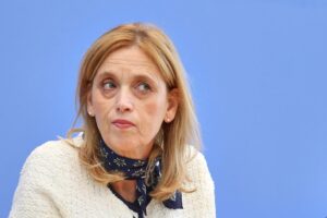 Karin Prien diskutiert über das Bundesprogramm "Demokratie leben" mit kritischen SPD-Vertretern.