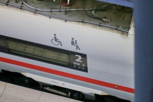 ICE-Zug im Fernverkehr, symbolisiert Wettbewerb und Herausforderungen für kleinere Städte in Bayern.