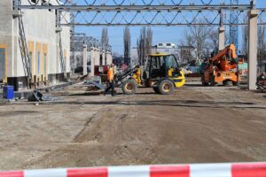 Bagger auf Baustelle symbolisiert schnelle Umsetzung von Straßen- und Umweltprojekten in Sachsen.