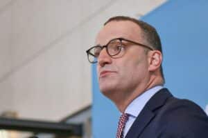 Jens Spahn unter Druck: Kritiker werfen ihm Nähe zu umstrittenem Milliardär Peter Thiel vor.